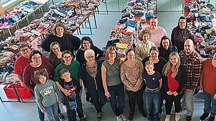 Viele H&auml;nde - schnelles Ende: Mit ihrem Team sorgt Alexandra Grell (vorne im roten Shirt) f&uuml;r den reibungslosen Ablauf des Basars.