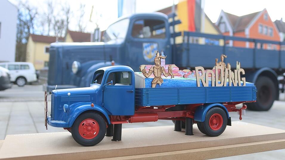 Original und Modell: So soll der Festwagen der Stadt Roding später einmal aussehen. Original und Modell: So soll der Festwagen der Stadt Roding später einmal aussehen.