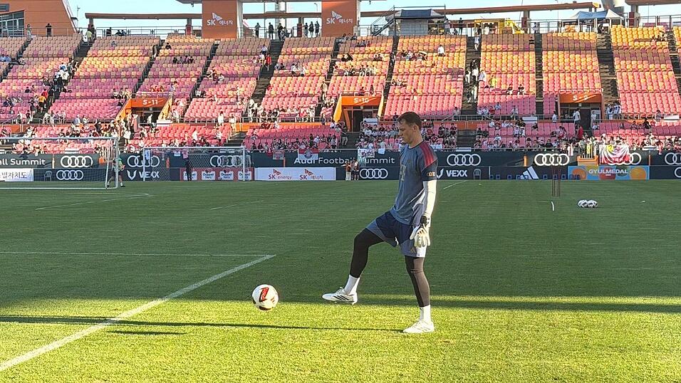 Manuel Neuer beim Training in Südkorea. Manuel Neuer beim Training in Südkorea.