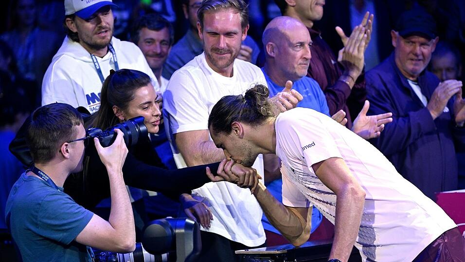 Ganz Wienerisch: Alexander Zverev mit Handkuss f&uuml;r seine Freundin Sophia Thomalla.