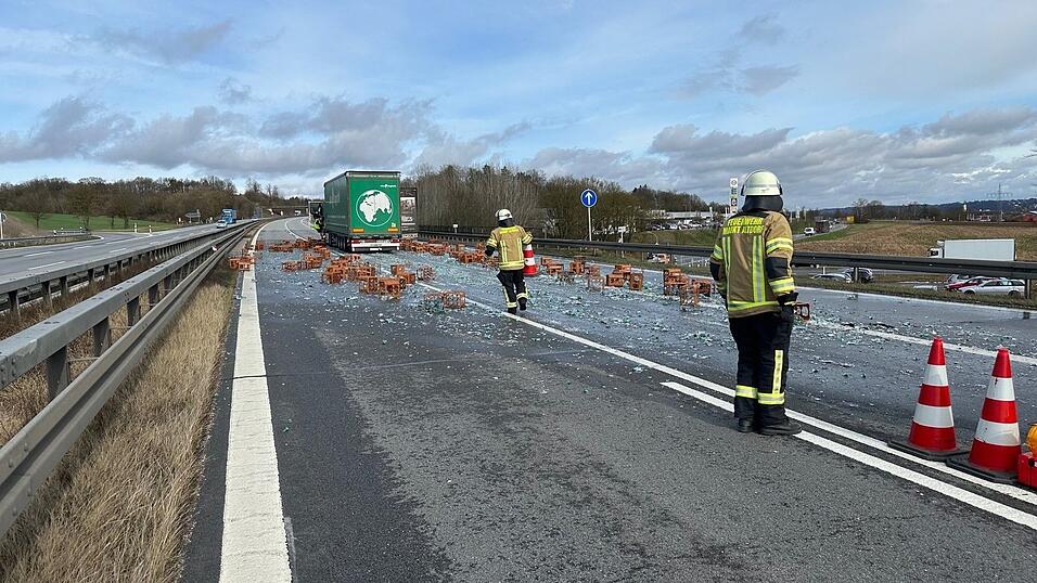 Rund 100 Getr&auml;nkekisten hat der Laster am Montag auf der A92 bei Altdorf verloren.