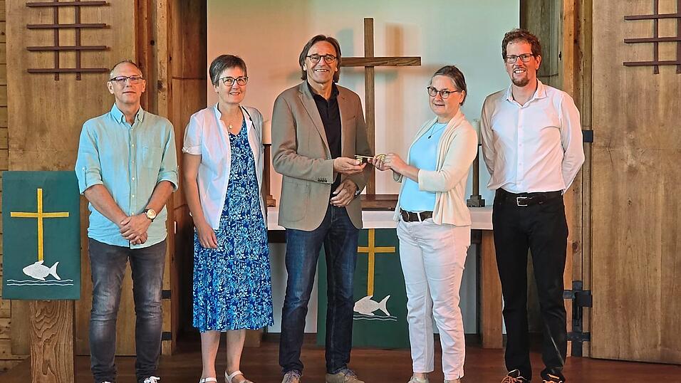 Bei der offiziellen Schlüsselübergabe (v. li.): André Horn, Barbara Düsel, Bürgermeister Hans Luger, Pfarrerin Anke Sänger und Pfarrer Peter Neugebauer.