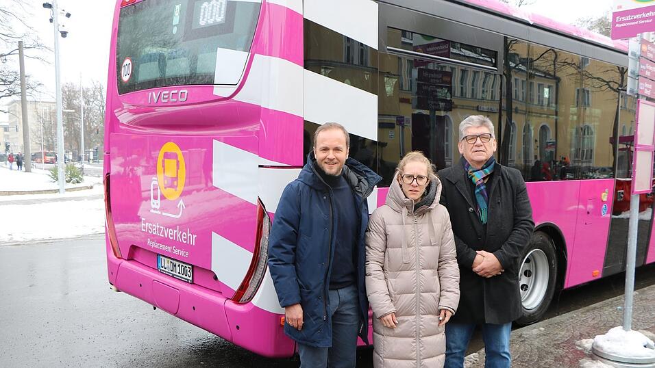 Felix Thielmann, Viola Breidenbach und Fahrer Rainer Weidlich informierten beim Hauptbahnhof &uuml;ber das Ersatzverkehrsangebot.