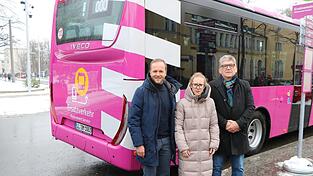 Felix Thielmann, Viola Breidenbach und Fahrer Rainer Weidlich informierten beim Hauptbahnhof &uuml;ber das Ersatzverkehrsangebot.