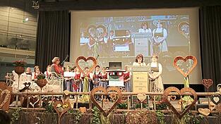 Die Kreisb&auml;uerinnen Claudia Erndl (links) und Brigitte Landstorfer (rechts) begr&uuml;&szlig;ten die G&auml;ste des diesj&auml;hrigen Landfrauentages, der vom Landfrauenchor musikalisch umrahmt wurde.