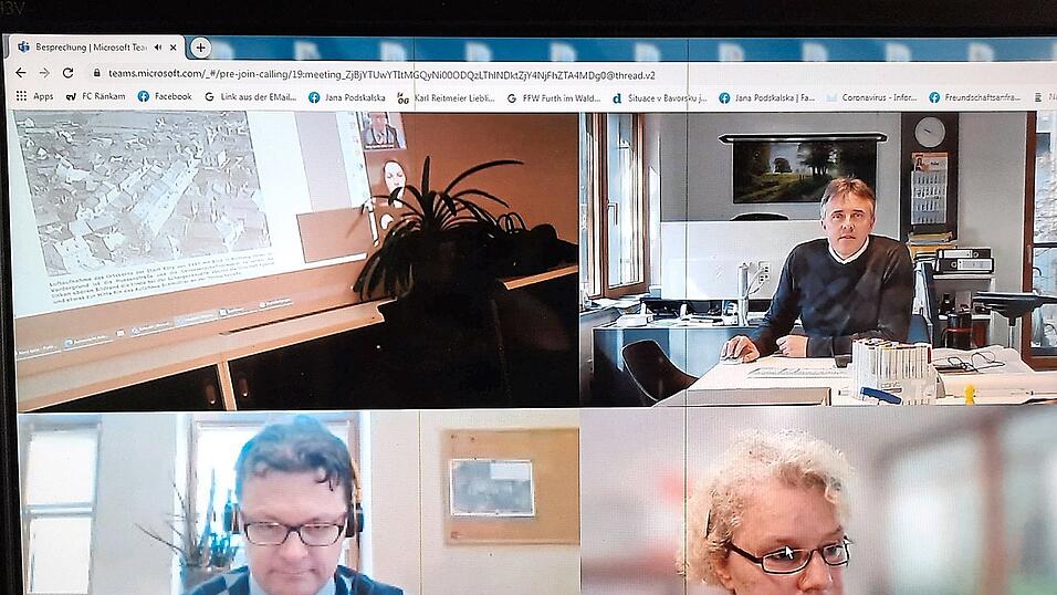 Während der Online-Konferenz: Rechts oben Architekt Christian Schönberger, unten links Bürgermeister Dr. Stefan Spindler und daneben Ines Niedziella, Projektmanagerin des Aktionsbündnisses Čerchov plus Während der Online-Konferenz: Rechts oben Architekt Christian Schönberger, unten links Bürgermeister Dr. Stefan Spindler und daneben Ines Niedziella, Projektmanagerin des Aktionsbündnisses Čerchov plus