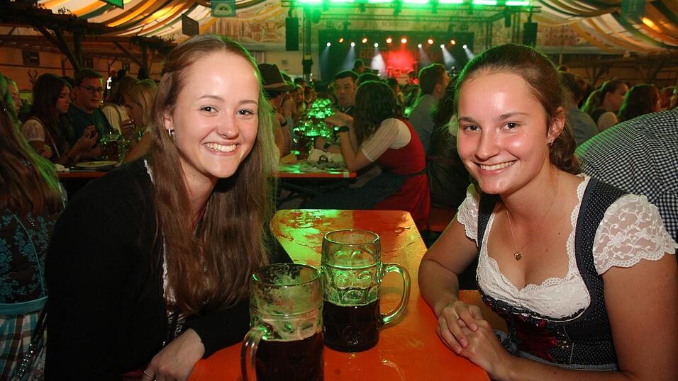 Auch am Samstagabend strömten viele Landshuter zur Dult. Auch am Samstagabend strömten viele Landshuter zur Dult.
