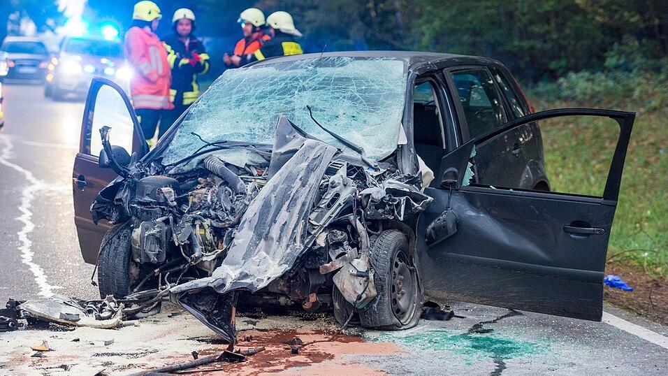 Eine Autofahrerin ist auf der B20 bei Falkenberg frontal in einen Lastwagen gekracht und dabei gestorben. (Foto: Mathias Adam)