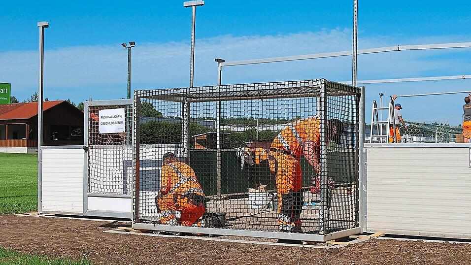 In Roding abgebaut, in Kreith aufgebaut: Der Bauhof ist in diesen Tagen damit beschäftigt, den Fußballkäfig am Sportgelände des SV Mitterkreith zu montieren. Obwohl als Bereicherung gesehen, musste die Attraktion nach zu häufigem Vandalismus am Spielplatz in der Schillerstraße weichen. In Roding abgebaut, in Kreith aufgebaut: Der Bauhof ist in diesen Tagen damit beschäftigt, den Fußballkäfig am Sportgelände des SV Mitterkreith zu montieren. Obwohl als Bereicherung gesehen, musste die Attraktion nach zu häufigem Vandalismus am Spielplatz in der Schillerstraße weichen.