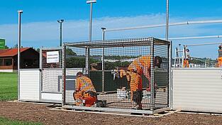 In Roding abgebaut, in Kreith aufgebaut: Der Bauhof ist in diesen Tagen damit beschäftigt, den Fußballkäfig am Sportgelände des SV Mitterkreith zu montieren. Obwohl als Bereicherung gesehen, musste die Attraktion nach zu häufigem Vandalismus am Spielplatz in der Schillerstraße weichen.