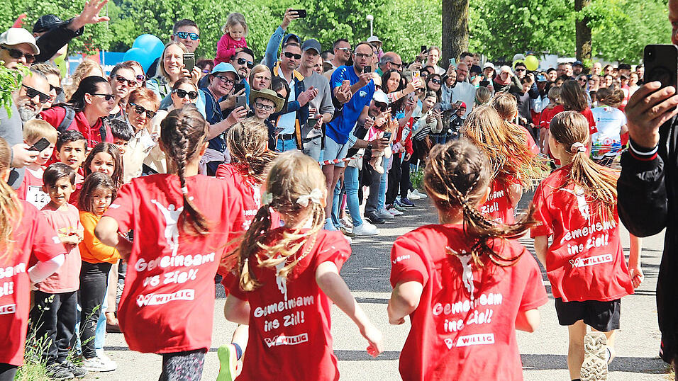 „Der Herzogstadtlauf ist weit mehr als ein Sportevent - er ist ein echtes Gemeinschaftserlebnis für unsere Stadt“, betont Stadtmarketingleiter Simon Wagner. Heuer findet der große Lauf am 13. und 14. Juni statt. „Der Herzogstadtlauf ist weit mehr als ein Sportevent - er ist ein echtes Gemeinschaftserlebnis für unsere Stadt“, betont Stadtmarketingleiter Simon Wagner. Heuer findet der große Lauf am 13. und 14. Juni statt.