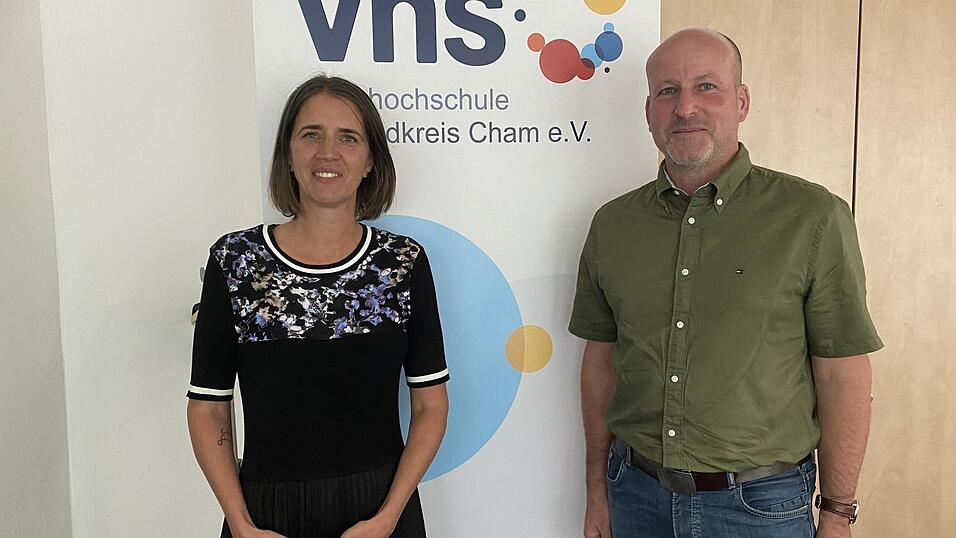 Das neue F&uuml;hrungsduo der Volkshochschule im Landkreis Cham: Alfons Klostermeier und Marleen Pohl. 20.000 Kursteilnehmer gehen bei der VHS im Jahr ein und aus.