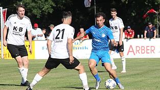 Die Lamer Spieler (in Weiß) kommen gegen Ettmannsdorf nicht auf ihr gewohntes Leistungsniveau. Die Lamer Spieler (in Weiß) kommen gegen Ettmannsdorf nicht auf ihr gewohntes Leistungsniveau.