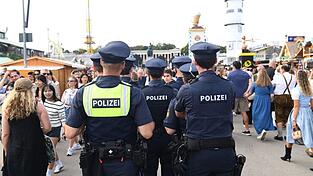Die Polizei nahm einen 22-Jährigen nach einem TikTok-Stream von der Wiesen vorläufig fest. Hat er im Video eine Drohung gegen das Volksfest ausgesprochen? (Symbolbild) Die Polizei nahm einen 22-Jährigen nach einem TikTok-Stream von der Wiesen vorläufig fest. Hat er im Video eine Drohung gegen das Volksfest ausgesprochen? (Symbolbild)