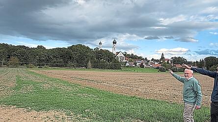 Zwei Vertreter der IG zeigen, wo die neue Trasse verlaufen soll. Zwei Vertreter der IG zeigen, wo die neue Trasse verlaufen soll.