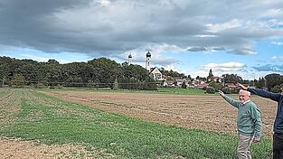 Zwei Vertreter der IG zeigen, wo die neue Trasse verlaufen soll. Zwei Vertreter der IG zeigen, wo die neue Trasse verlaufen soll.