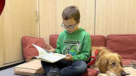 Der zehnjährige Elias und Lesehund Bucky in Aktion.
