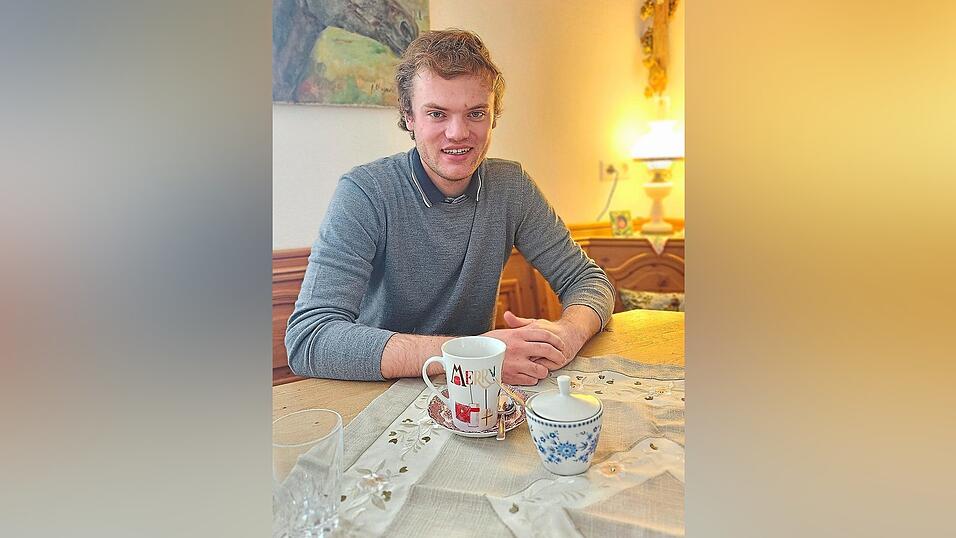 Am Schnuppertag f&uuml;r Familien am Set sicherte sich Schneider 2011 zun&auml;chst eine Nebenrolle in der BR-Sendung. Seit 2025 spielt er als Philipp Bauer mittlerweile eine Hauptrolle. Eigentlich war es aber nie sein Plan, Schauspieler zu werden, sagt der 25-J&auml;hrige &uuml;ber seinen untypischen Werdegang.