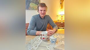 Am Schnuppertag f&uuml;r Familien am Set sicherte sich Schneider 2011 zun&auml;chst eine Nebenrolle in der BR-Sendung. Seit 2025 spielt er als Philipp Bauer mittlerweile eine Hauptrolle. Eigentlich war es aber nie sein Plan, Schauspieler zu werden, sagt der 25-J&auml;hrige &uuml;ber seinen untypischen Werdegang.