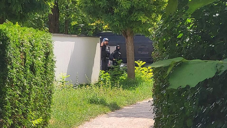In einer Regensburger Bankfiliale wurde eine Person mit einem Messer angegriffen und schwer verletzt. In einer Regensburger Bankfiliale wurde eine Person mit einem Messer angegriffen und schwer verletzt.