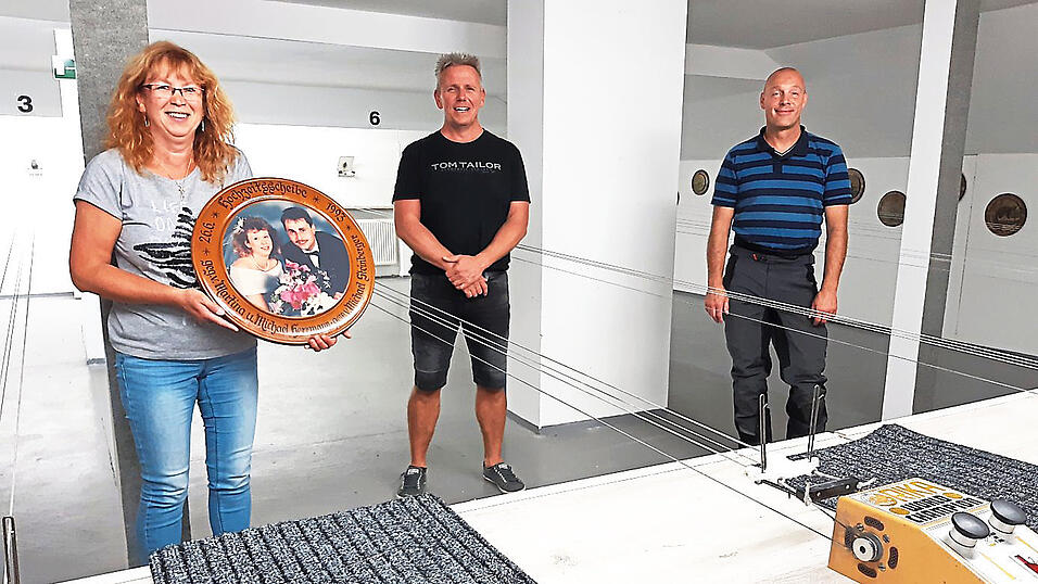 Die Schriftführerin der Schützen, Martina Herrmann mit ihrer Hochzeitsscheibe (v.l.), TSV-Sportleiter Robert Lehmann und TSV-Vorsitzender Frank Mihm-Gebauer bedauern die Entscheidung, sehen aber keine Alternative.