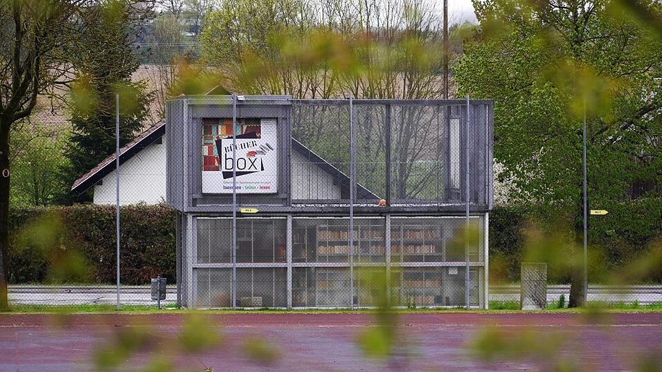 Soll f&uuml;r die Erweiterung des Sportplatzes in Arnstorf weichen: die B&uuml;cherbox.