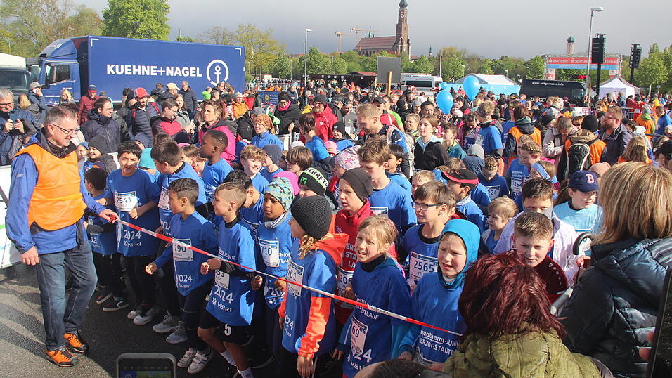 Nasskaltes Aprilwetter lässt die jungen Straubinger Läufer kalt.