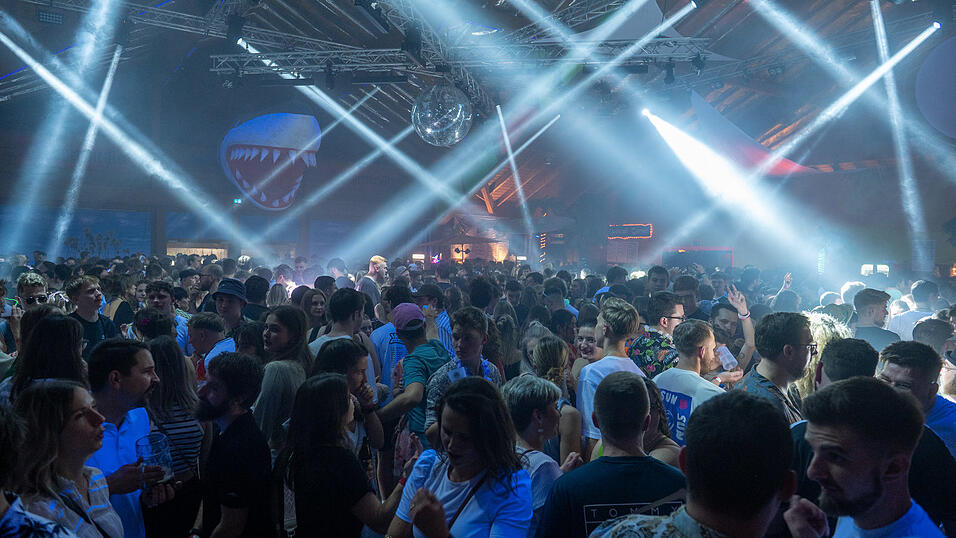 Die besten Bilder vom Samstag zeigen Tanzen und jede Menge Spaß. Die besten Bilder vom Samstag zeigen Tanzen und jede Menge Spaß.