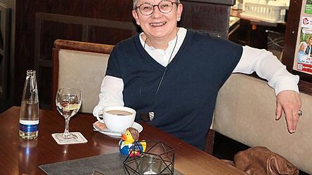 F&uuml;rs Foto hat SPD-B&uuml;rgermeisterkandidatin Sandra Wittmann einen ihrer Lieblingspl&auml;tze gew&auml;hlt: den Stammtisch beim Weninger.