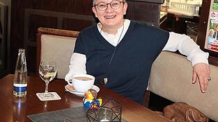 F&uuml;rs Foto hat SPD-B&uuml;rgermeisterkandidatin Sandra Wittmann einen ihrer Lieblingspl&auml;tze gew&auml;hlt: den Stammtisch beim Weninger.