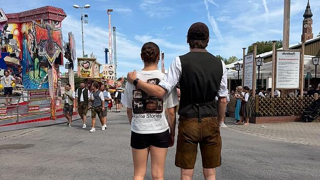 Bestimmte Entwicklungen wie Turnschuhe zur Lederhose weichen von der Tradition ab.