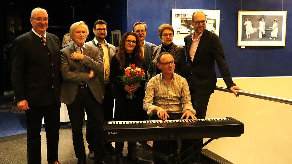 Herbert P&ouml;hnl (2.v.l.) zeigt in seiner Ausstellung 'Grenzen bewegen' Menschen diesseits und jenseits der bayerisch-tschechischen Grenze.