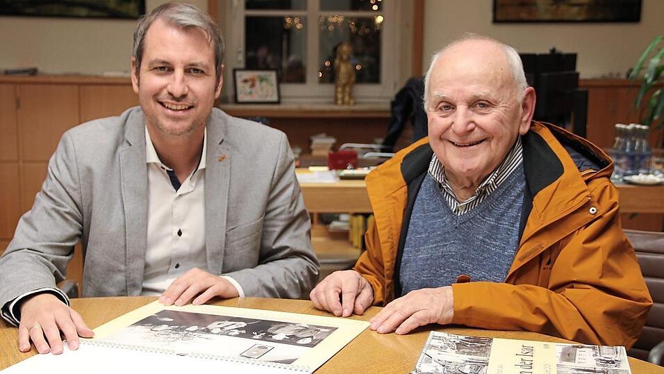 Bürgermeister Matthias Kohlmayer und Nik Söltl blätterten den neuen Kalender durch und freuten sich über die historischen Aufnahmen. Bürgermeister Matthias Kohlmayer und Nik Söltl blätterten den neuen Kalender durch und freuten sich über die historischen Aufnahmen.