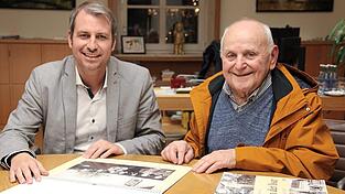 Bürgermeister Matthias Kohlmayer und Nik Söltl blätterten den neuen Kalender durch und freuten sich über die historischen Aufnahmen.