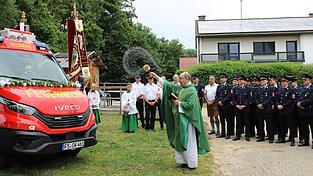 Pfarrer Clemens Voss segnete im feierlichen Rahmen das neue Feuerwehrfahrzeug TSF-W und wünschte eine allzeit unfallfreie Fahrt und sichere Rückkehr von den Einsätzen. Pfarrer Clemens Voss segnete im feierlichen Rahmen das neue Feuerwehrfahrzeug TSF-W und wünschte eine allzeit unfallfreie Fahrt und sichere Rückkehr von den Einsätzen.