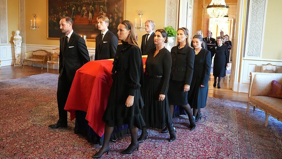 In einer feierlichen Prozession hatten die Kinder und Enkel des norwegischen Monarchen dessen Sarg vergangene Woche durch das Osloer Schloss in die Schlosskapelle getragen. (Archivbild) In einer feierlichen Prozession hatten die Kinder und Enkel des norwegischen Monarchen dessen Sarg vergangene Woche durch das Osloer Schloss in die Schlosskapelle getragen. (Archivbild)
