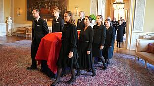 In einer feierlichen Prozession hatten die Kinder und Enkel des norwegischen Monarchen dessen Sarg vergangene Woche durch das Osloer Schloss in die Schlosskapelle getragen. (Archivbild)