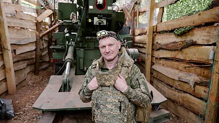 Frontstadt Kramatorsk: Die Zerst&ouml;rung nimmt t&auml;glich zu. - Oles vor seiner &bdquo;Bohdana&ldquo;: Er ist stolz auf die moderne Waffe aus ukrainischer Produktion.