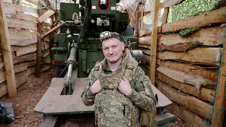 Frontstadt Kramatorsk: Die Zerstörung nimmt täglich zu. - Oles vor seiner „Bohdana“: Er ist stolz auf die moderne Waffe aus ukrainischer Produktion. Frontstadt Kramatorsk: Die Zerstörung nimmt täglich zu. - Oles vor seiner „Bohdana“: Er ist stolz auf die moderne Waffe aus ukrainischer Produktion.
