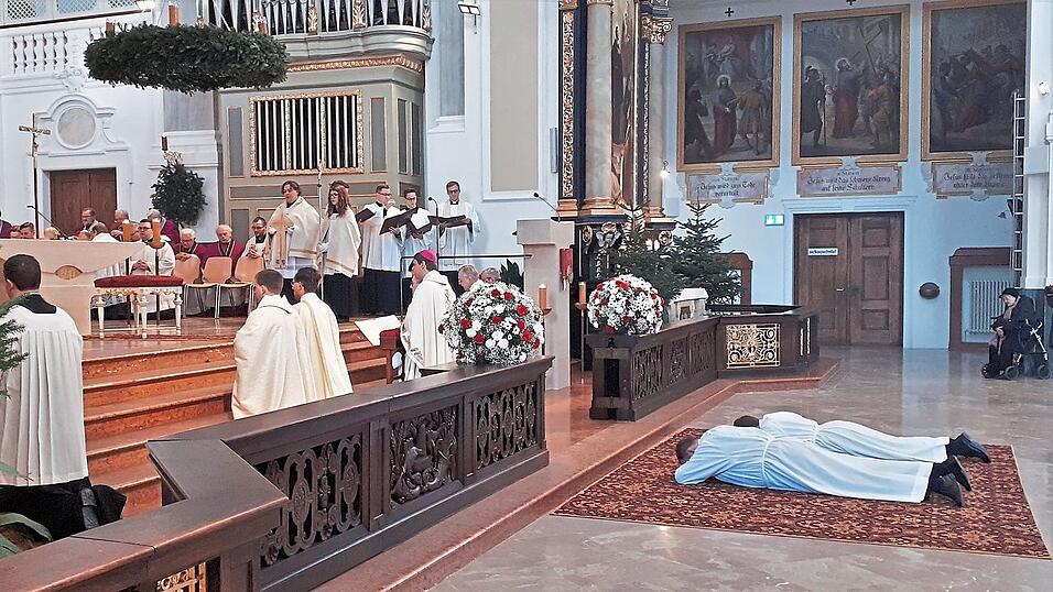 Ehrfürchtig liegen die beiden Anwärter auf das Amt des Diakons vor ihrer Weihe auf dem Boden. Ehrfürchtig liegen die beiden Anwärter auf das Amt des Diakons vor ihrer Weihe auf dem Boden.