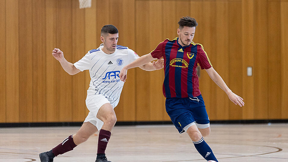 In der Gruppenphase der Vorrunde setzte sich der FC Dingolfing (in wei&szlig;) mit 3:0 gegen Ligakonkurrent FC Oberp&ouml;ring durch. Beim Kreisfinale kann es zu einer Neuauflage des Duells kommen - wenn beide den Einzug ins Halbfinale schaffen.