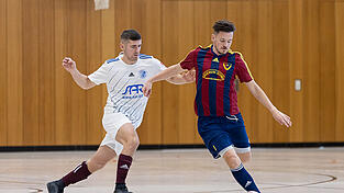 In der Gruppenphase der Vorrunde setzte sich der FC Dingolfing (in weiß) mit 3:0 gegen Ligakonkurrent FC Oberpöring durch. Beim Kreisfinale kann es zu einer Neuauflage des Duells kommen - wenn beide den Einzug ins Halbfinale schaffen. In der Gruppenphase der Vorrunde setzte sich der FC Dingolfing (in weiß) mit 3:0 gegen Ligakonkurrent FC Oberpöring durch. Beim Kreisfinale kann es zu einer Neuauflage des Duells kommen - wenn beide den Einzug ins Halbfinale schaffen.