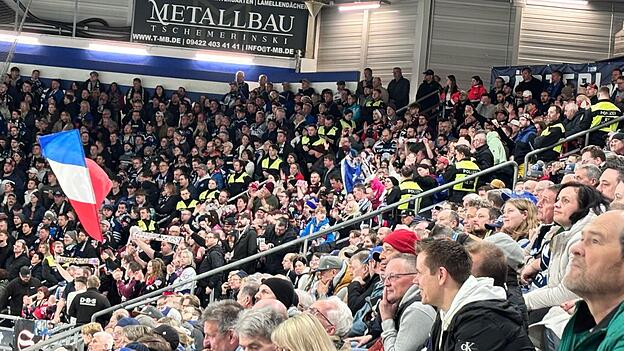 Nachdem man bisher vor allem die Tigers-Fans gehört hat, zeigen sich nun nach dem Führungstreffer auch mal die angereisten Berliner. Nachdem man bisher vor allem die Tigers-Fans gehört hat, zeigen sich nun nach dem Führungstreffer auch mal die angereisten Berliner.
