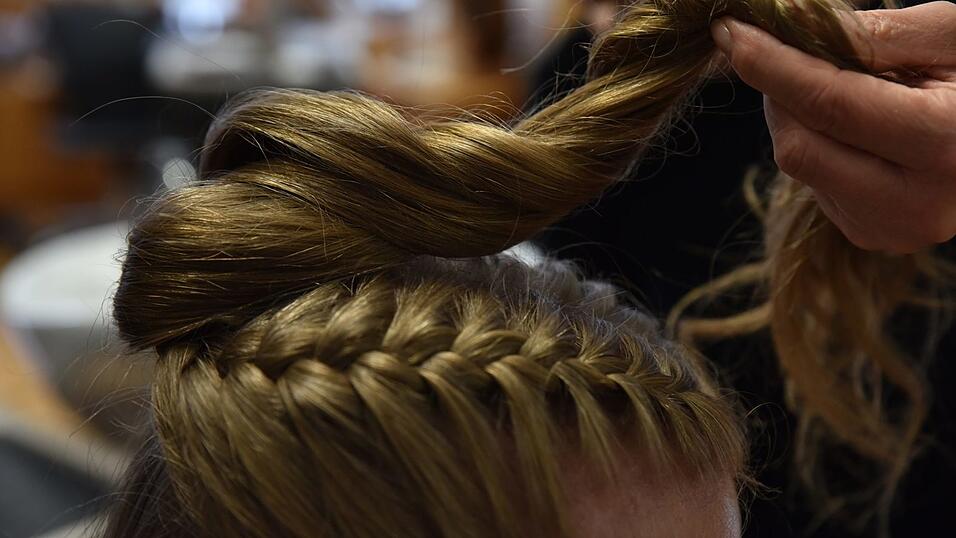 Abschließend den Pferdeschwanz in einen Dutt verwandeln und befestigen. Abschließend den Pferdeschwanz in einen Dutt verwandeln und befestigen.