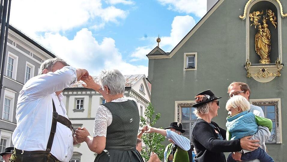 Jung und alt schwingt das Tanzbein unterm Stadtturm zu den Klängen von 'Cordon Blech'. Jung und alt schwingt das Tanzbein unterm Stadtturm zu den Klängen von 'Cordon Blech'.