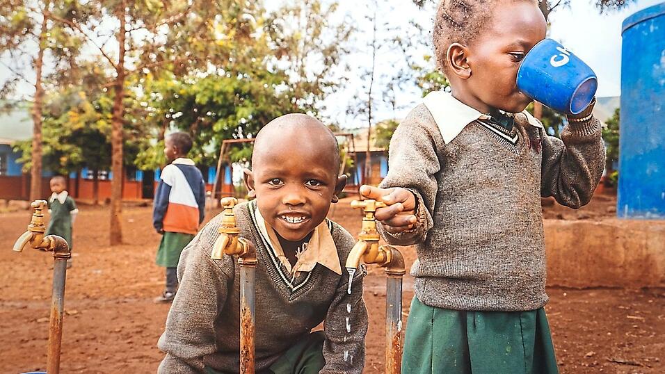 Schulkinder haben Zugang zu sauberem Wasser.