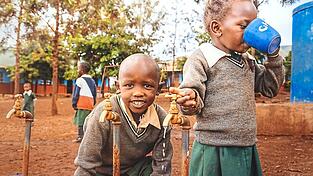 Schulkinder haben Zugang zu sauberem Wasser.