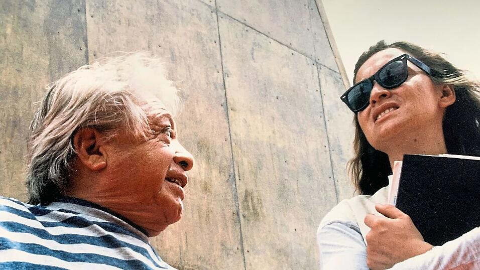 Jeanette Erazo Heufelder im Gespräch mit dem Künstler Oswaldo Guayasamín. Jeanette Erazo Heufelder im Gespräch mit dem Künstler Oswaldo Guayasamín.