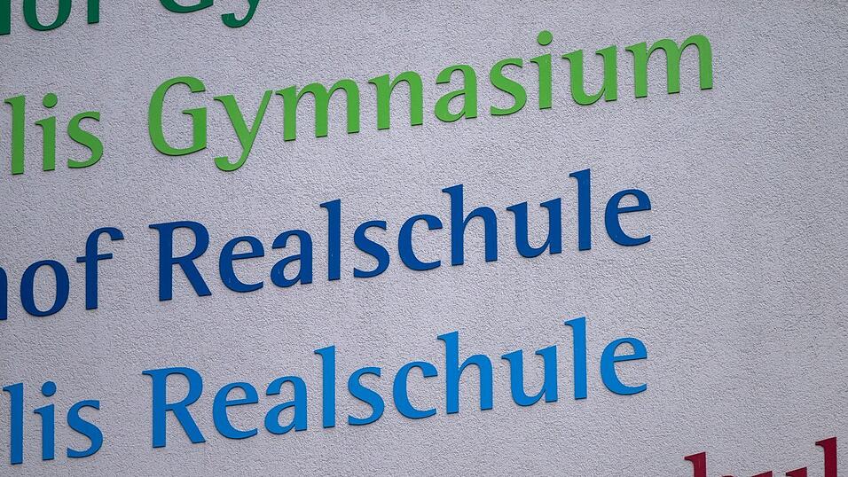 Fast überall fehlen Lehrer - bald ganz besonders an Gymnasien. (Archivbild)
