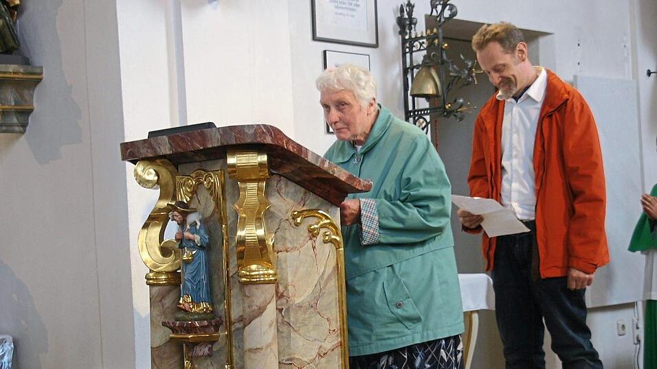 Maria Plötz und Gerhard Schmidt bei den Fürbitten. Maria Plötz und Gerhard Schmidt bei den Fürbitten.
